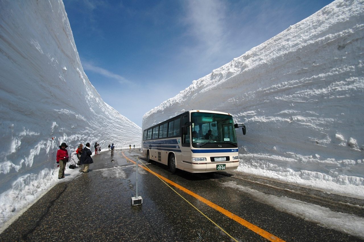 تصاویر حیرت‌آور برف ۲ متری در ژاپن !