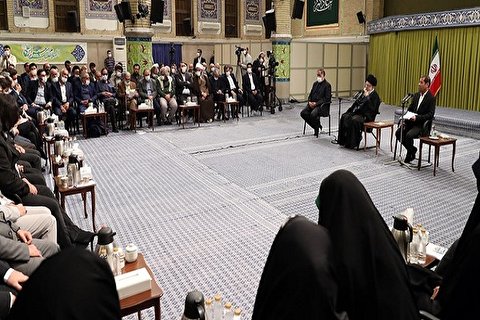 رهبر انقلاب در دیدار شاعران: فخری‌زاده به معنای واقعی کلمه مخلص بود و خدا پاداشش را داد