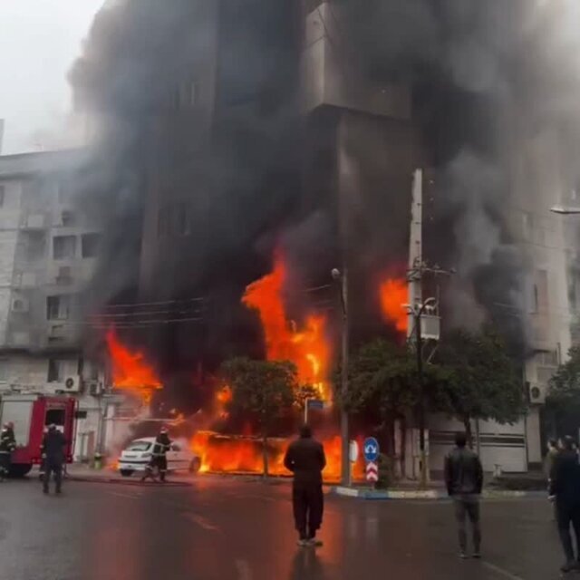  حادثه آتش سوزی مهیب در خیابان سلمان فارسی ساری