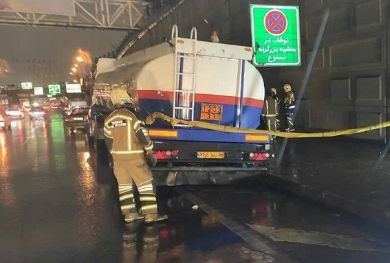 تصادف تانکر سوخت با ۵ دستگاه خودرو در بزرگراه امام علی + تصاویر