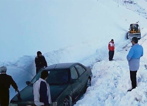 بارش سنگین برف در کردستان/ گردنه ژالانه مسدود شد