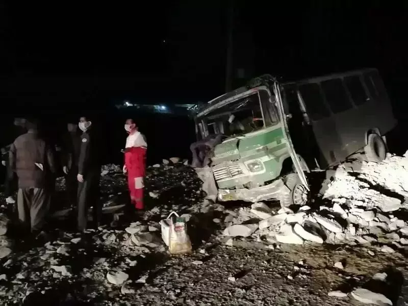 واژگونی مینی‌بوس در جاده پارس‌آباد ۱۰ مصدوم برجای گذاشت