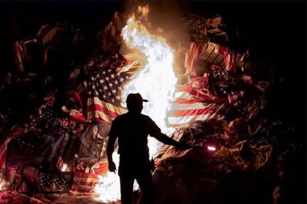 برافروختن «آتش دیده بانی» با آتش زدن پرچم‌های کهنه آمریکا + عکس
