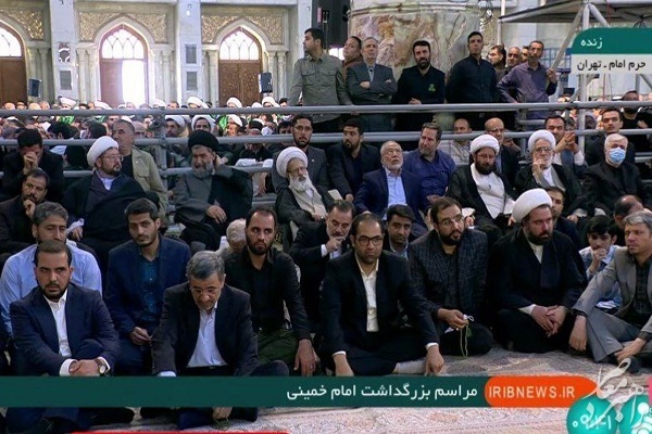 عکس / محمود احمدی‌نژاد در حرم امام بعد از مدت‌ها سکوت