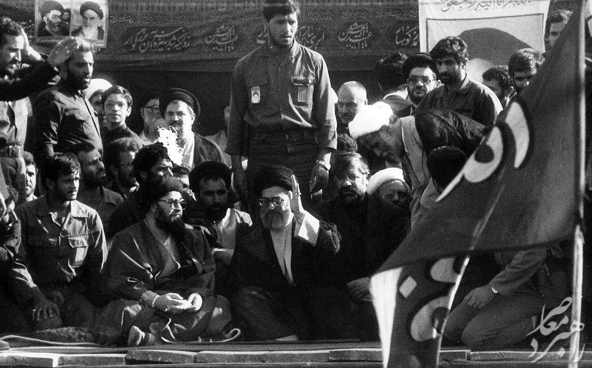 عکس کمتر دیده‌شده از آیت‌الله خامنه‌ای در ایام رحلت امام خمینی