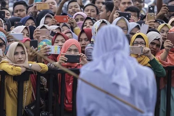 شلاق زدن زوج نامحرم پس از دستگیری در خودروی پارک شده + تصاویر