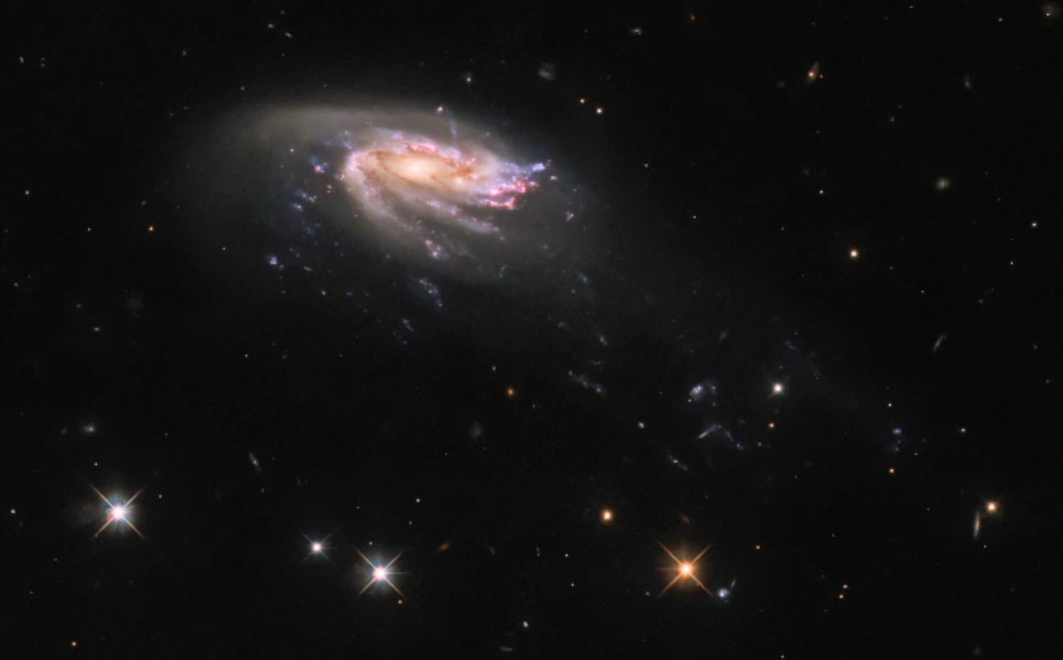 تصویر تلسکوپ فضایی هابل از یک کهکشان غیرمعمولی + عکس