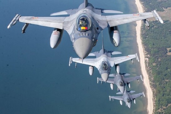 جنگنده F-۱۶ نیروی هوایی رومانی بر فراز دریای بالتیک + عکس