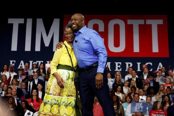 سناتور جمهوریخواه آمریکایی در کنار مادرش نامزدی خود را برای انتخابات ۲۰۲۴ اعلام کرد + عکس