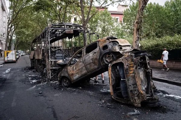 پاریس و شهرهای فرانسه غرق در آتش و خون +‌تصاویر