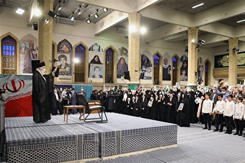 رهبر انقلاب: خاطرات شهدا باید با زبان هنر زنده نگه داشته شود