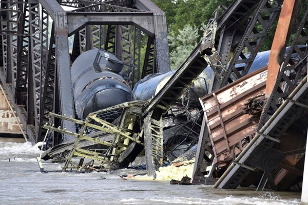 قطار حامل مواد سمی در رود مونتانای آمریکا واژگون شد + تصاویر
