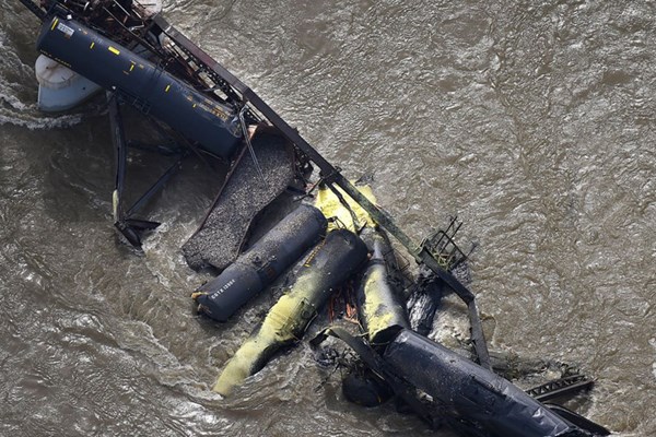 قطار حامل مواد سمی در رود مونتانای آمریکا واژگون شد + تصاویر