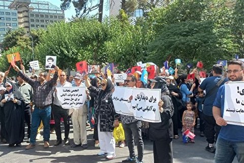تجمع خانواده اعضای منافقین در مقابل سفارت ترکیه