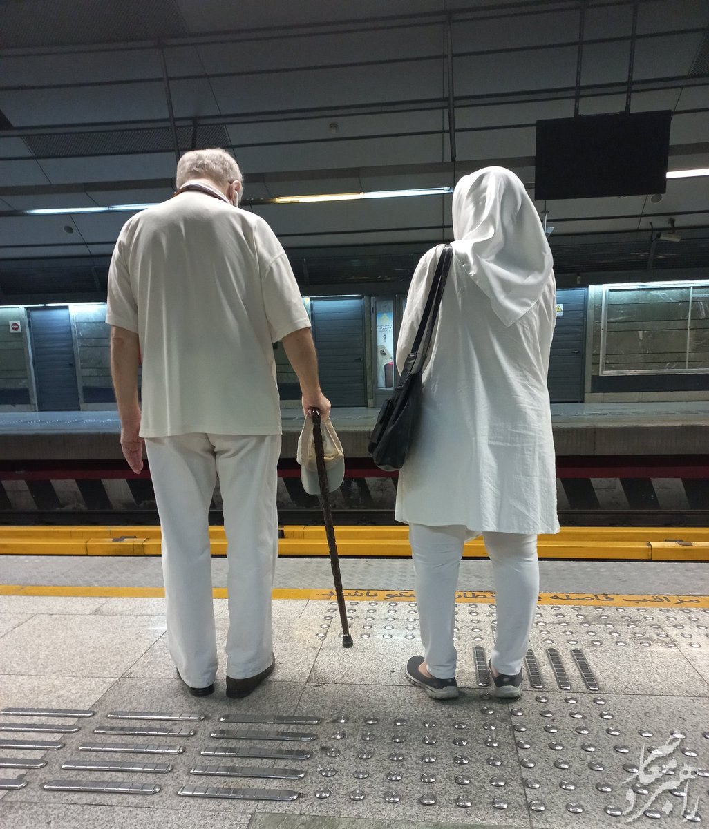 تصویری جالب از دو مسافر خاص متروی تهران