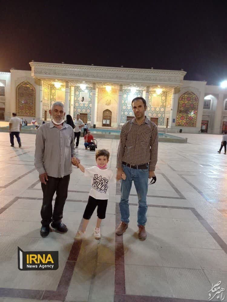 تصویری از خادم شهید شاهچراغ (ع) در کنار خانواده اش