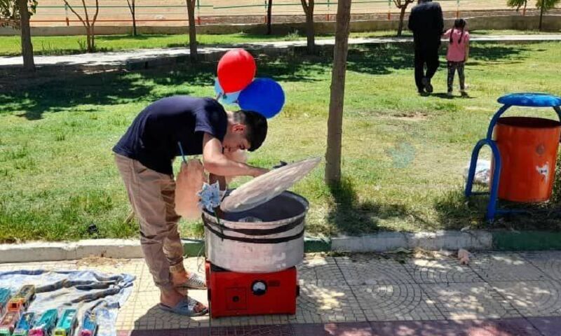 دست فروشی قهرمان کشتی جهان در خوزستان+ عکس