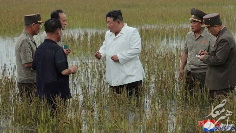 رهبر کره شمالی تا کمر در سیل فرو رفت +عکس