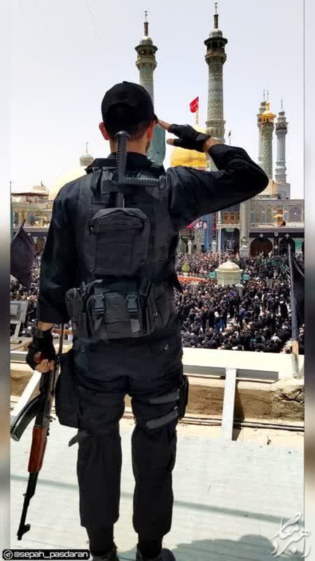 عکس / احترام نظامی یک تکاور امنیت، به نماز ظهر عاشورا