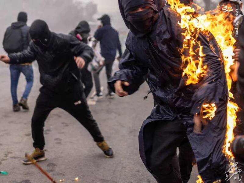 عکس/ لحظه انفجار کوکتل مولوتف در دستان یک معترض
