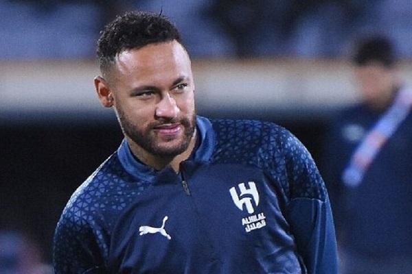 مجسمه خنده‌دار نیمار در ورودی هتل اسپیناس پالاس تهران + عکس