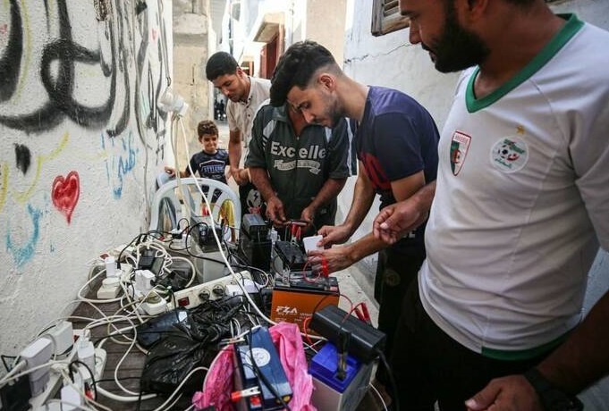 عکس/ صف شارژ موبایل در خان یونس غزه