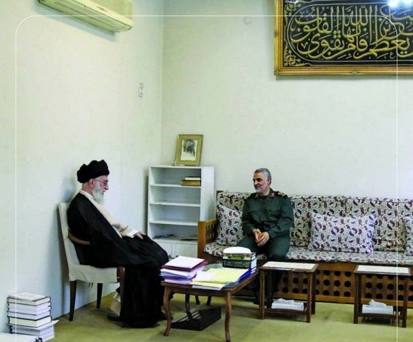 عکس| تصویر متفاوتی از دیدار سردار حاج قاسم سلیمانی با حضرت آیت‌الله خامنه‌ای در دفتر رهبری