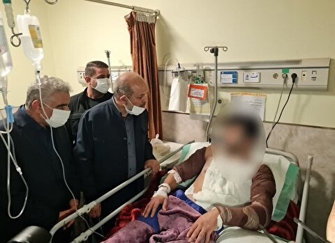 عیادت وزیر کشور از مصدومان حادثه آتش سوزی کمپ ترک اعتیاد لنگرود