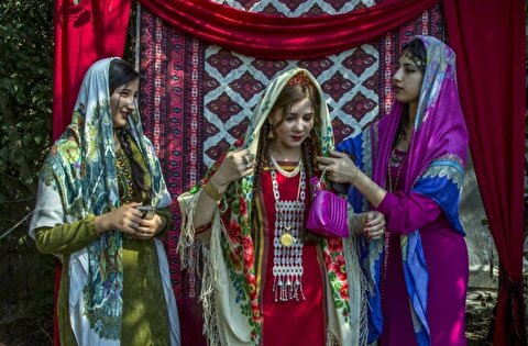 عروسی سنتی ترکمن با لباس‌های هزار نقش دختران + تصاویر