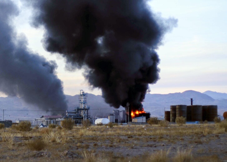 دومین روز آتش سوزی مهیب در پالایشگاه بیرجند + تصاویر