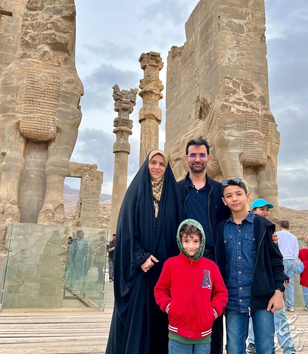 آذری جهرمی با همسر و فرزندانش در سفر و گردش + عکس