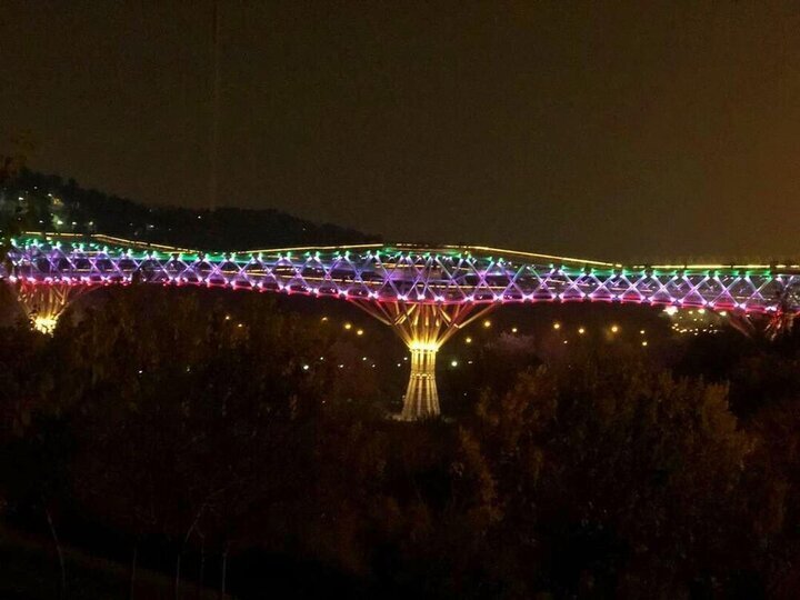 عکس / امشب پل طبیعت به رنگ پرچم ایران درآمده است