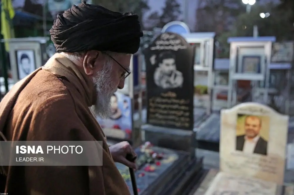 حضور رهبر انقلاب بر سر مزار رستم قاسمی + عکس