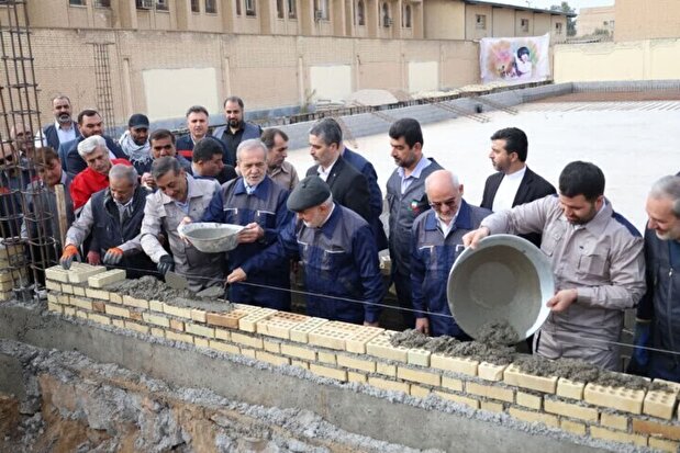 فیلم / بنایی پزشکیان با لباس کارگری در خوزستان