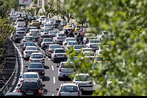 ترافیک پرحجم و سنگین در معابر و بزرگراه‌های پایتخت ۱۲ اسفند ۱۴۰۳