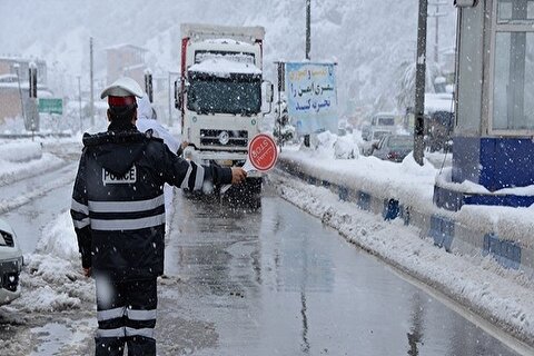 نجات ۱۵ خودروی گرفتار بهمن توسط پلیس