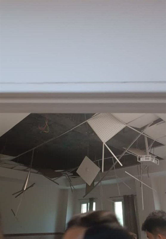 ریزش سقف کلاس دانشگاه رازی با وزش شدید باد ۱۱ دانشجو را راهی بیمارستان کرد + عکس