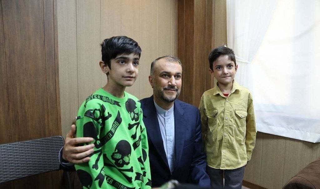 تصویری از شهید حسین امیرعبداللهیان در کنار دو پسرش + عکس