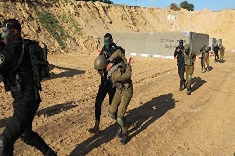 یک منبع آگاه وابسته به جنبش حماس از اسارت ۳۰ ژنرال و افسر صهیونیست از...