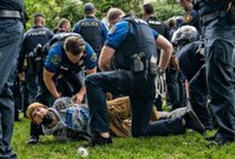 بازداشت دانشجوی معترض به شیوه‌ای عجیب توسط پلیس آمریکا + فیلم