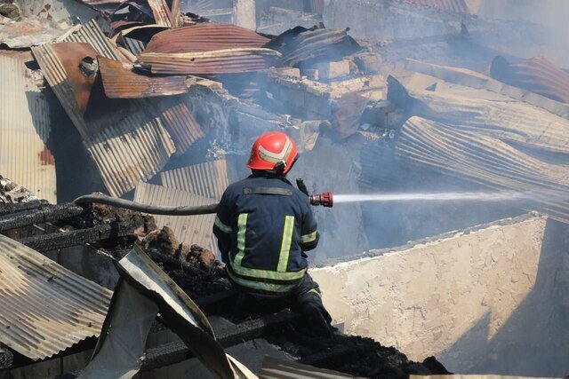 آتش‌سوزی مهیب در پشت بام ۷ باب منزل مسکونی در رشت