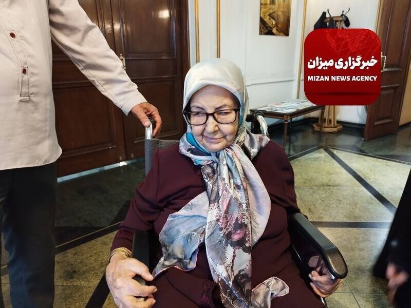 استقبال مادر حمید نوری در فرودگاه از پسرش + عکس