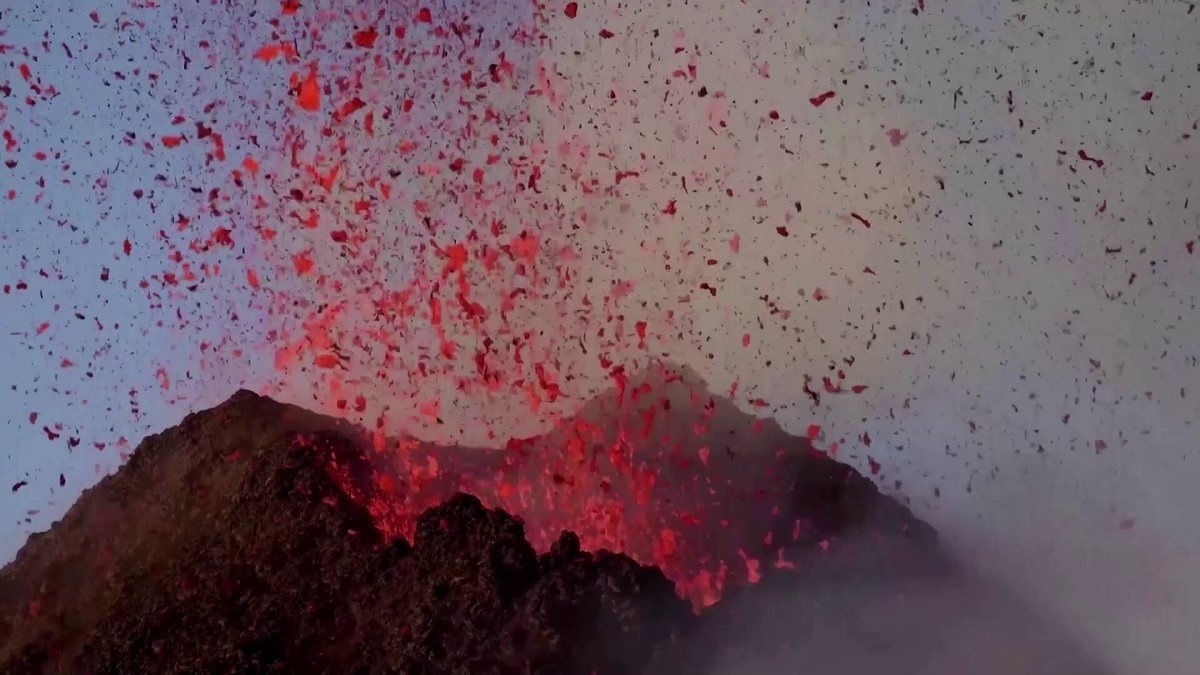 فیلم | پرتاب خیره کننده گدازه‌ها از آتشفشان اِتنا