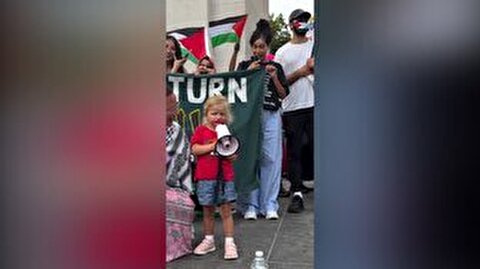 وقتی دختر بچه آمریکایی برای دقایقی رهبری معترضان ضدصهیونیست را بر عهده گرفت! + فیلم