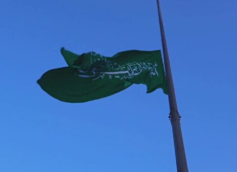اهتزاز بزرگ‌ترین پرچم سبز علوی در قشم + فیلم