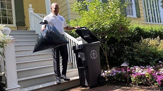 فیلم | جنجال آقای شهردار با رونمایی از سطل زباله جدید