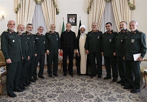 دیدار فرماندهان سپاه با پزشکیان/ پرچم حرم حسینی هدیه داده شد