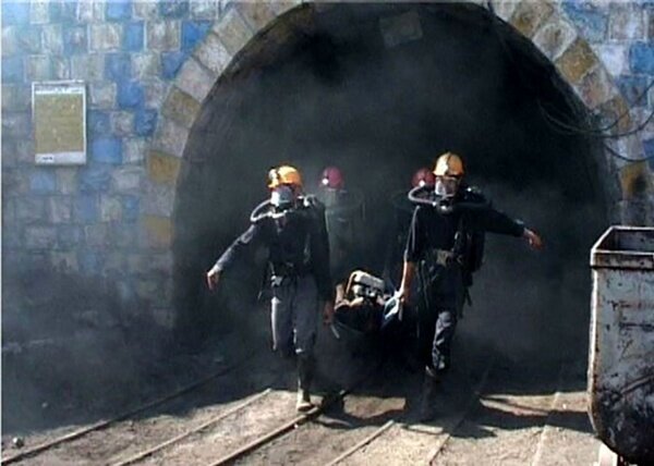 گرفتار شدن ۴ معدنچی بر اثر حادثه ریزش معدن در جاده کرج - چالوس