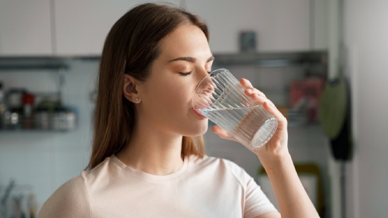 ترفند ساده ۵ ثانیه‌ای برای تشخیص کم آبی بدن | باور‌های غلط رایج در مورد مصرف روزانه آب