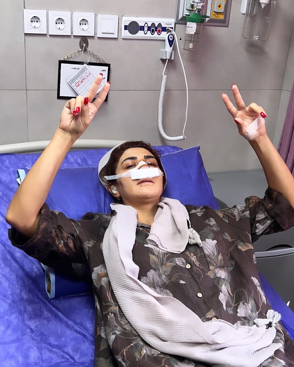 عکس | خانم بازیگر روی تخت بیمارستان